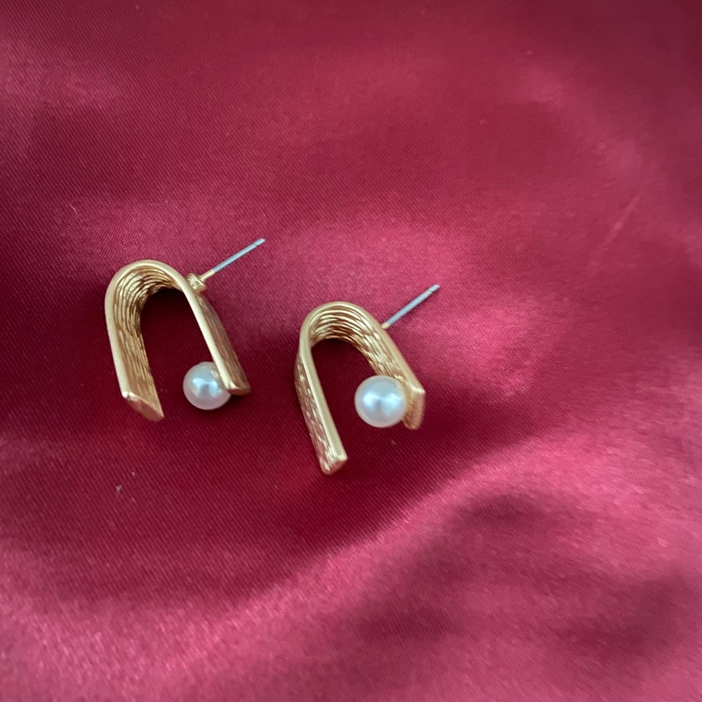 💙💕LAST ONE Faux Pearl Statement Earrings - Picture 5 of 6